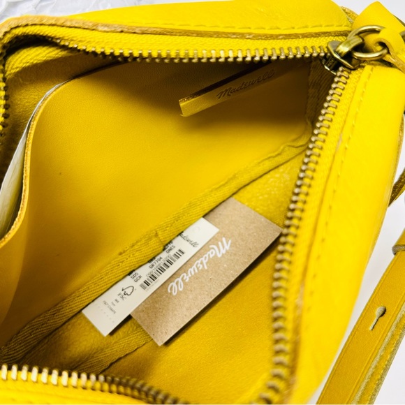 Madewell mini The Leather Carabiner Crossbody Bag In Gilded Chartreuse - Picture 4 of 6